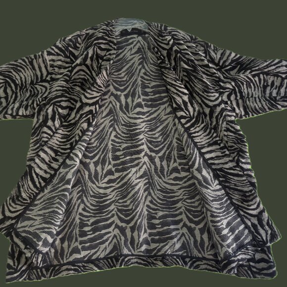 ZARA Basic Zebra Grey and Black Cardigan - Picture 2 of 11